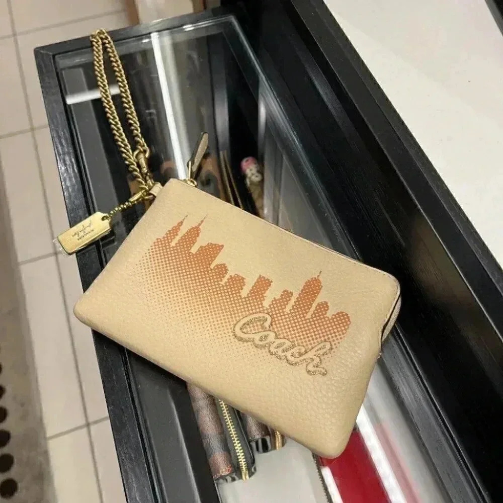 COACH X JENNIFER LOPEZ CORNER ZIP WRISTLET WITH NYC SKYLINE (COACH C6514)